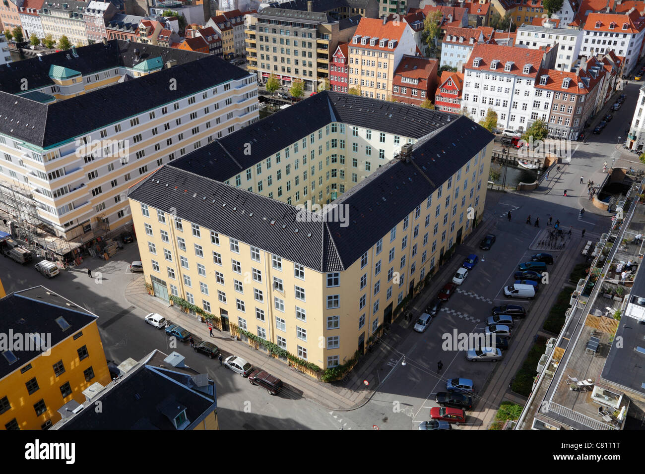 Vista aerea alla vecchia, tradizionale e ripristinati i blocchi di appartamenti a Dronningensgade in Christianshavn su Amager, Copenhagen, Danimarca Foto Stock