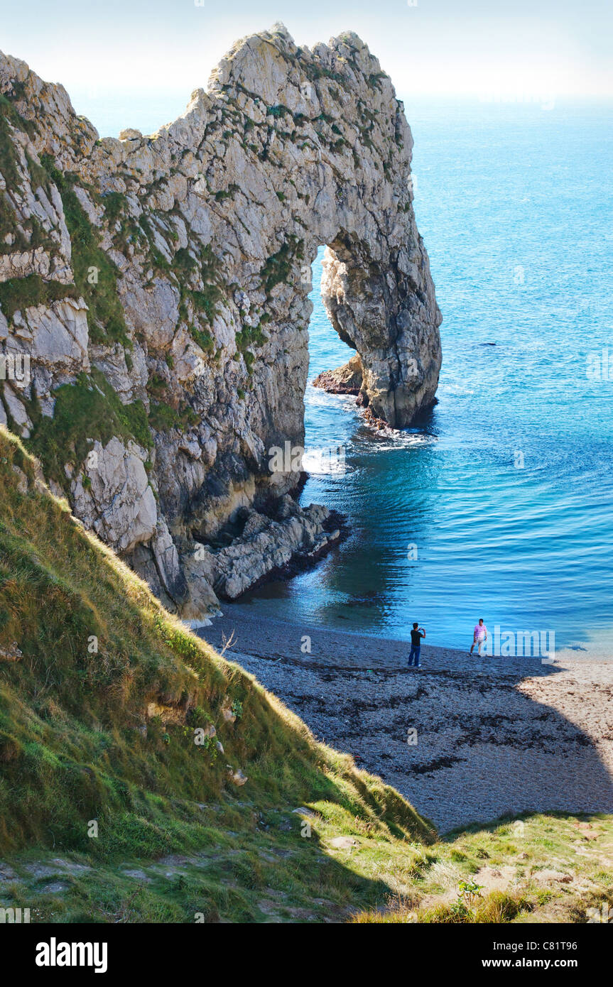 In posa per una fotografia di Durdle porta un arco naturale nella scogliera sul mare nei pressi di Lulworth Cove nel Dorset Foto Stock