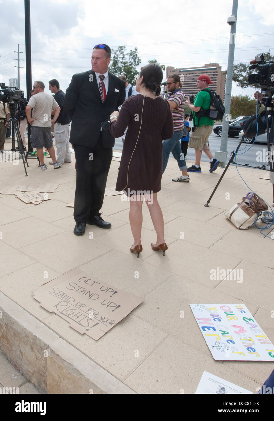 Interviste con i media partecipante ad un occupare Austin dimostrazione presso il Municipio. Occupare Austin è una propaggine di occupare Wall Street Foto Stock