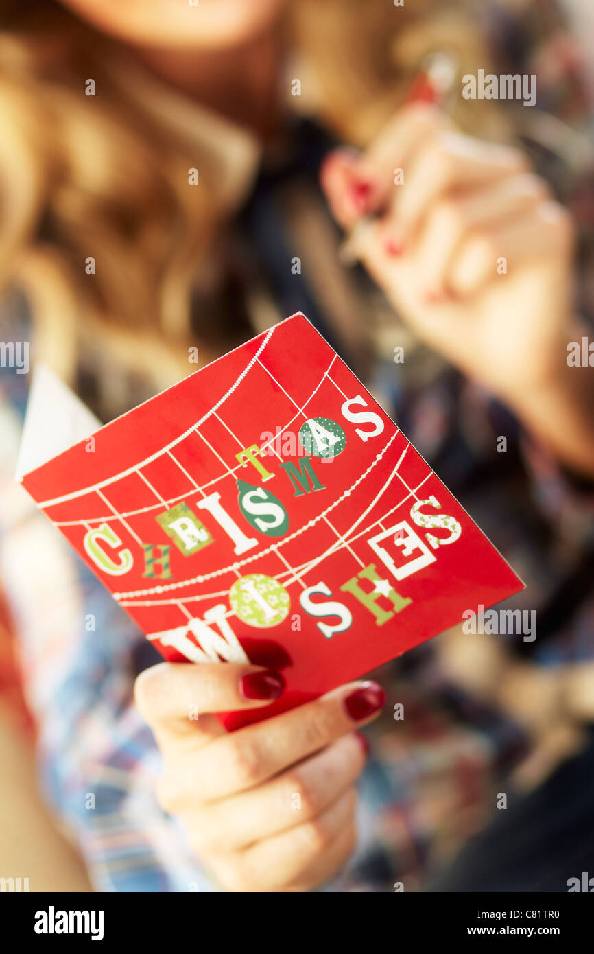 La donna a scrivere cartoline di Natale Foto Stock
