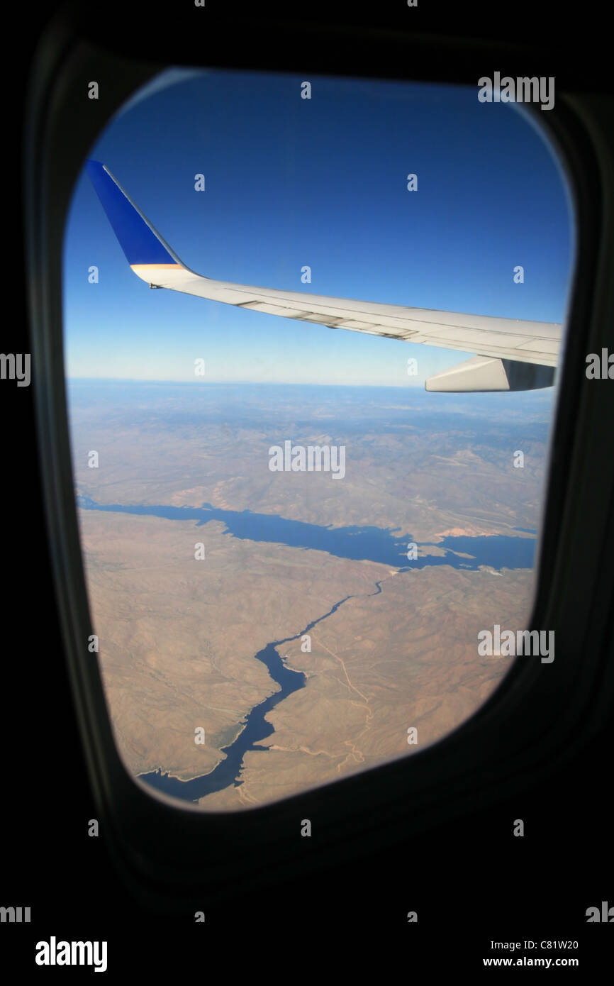 Vista del lago di Roosevelt in Arizona fuori da una finestra di aeroplano Foto Stock