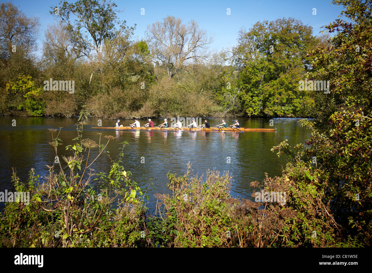 Un equipaggio di otto rematori, canottaggio sul fiume Tamigi vicino a Pangbourne, Reading, Berkshire. Foto Stock