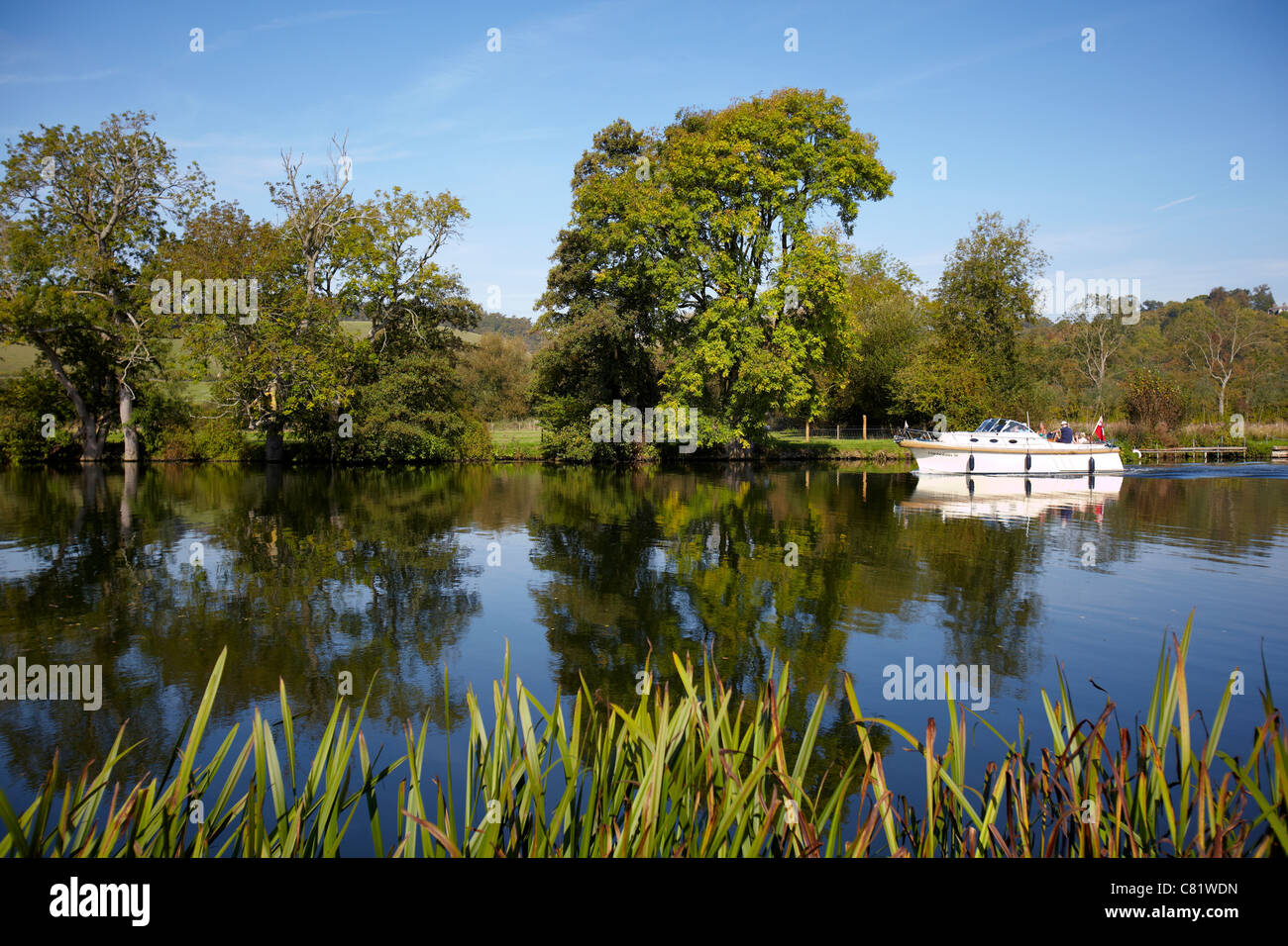 Una barca, Cuchulain III, navigando sul fiume Tamigi, vicino a Pangbourne, Reading, Berkshire. Foto Stock