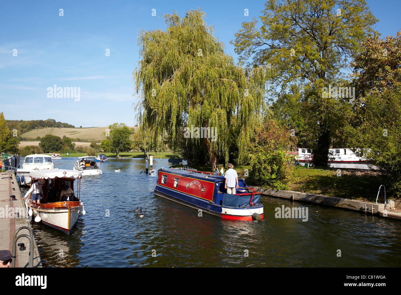 Barche sul Fiume Tamigi a serratura Mapledurham nei pressi di Reading, Berkshire. Foto Stock