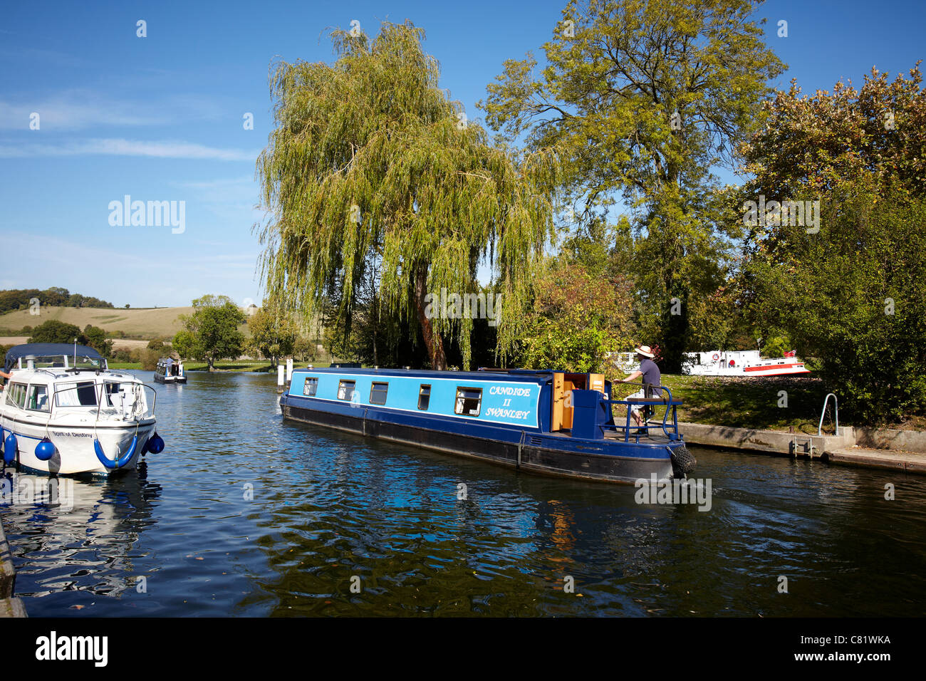 Barche sul Fiume Tamigi a serratura Mapledurham nei pressi di Reading, Berkshire. Foto Stock