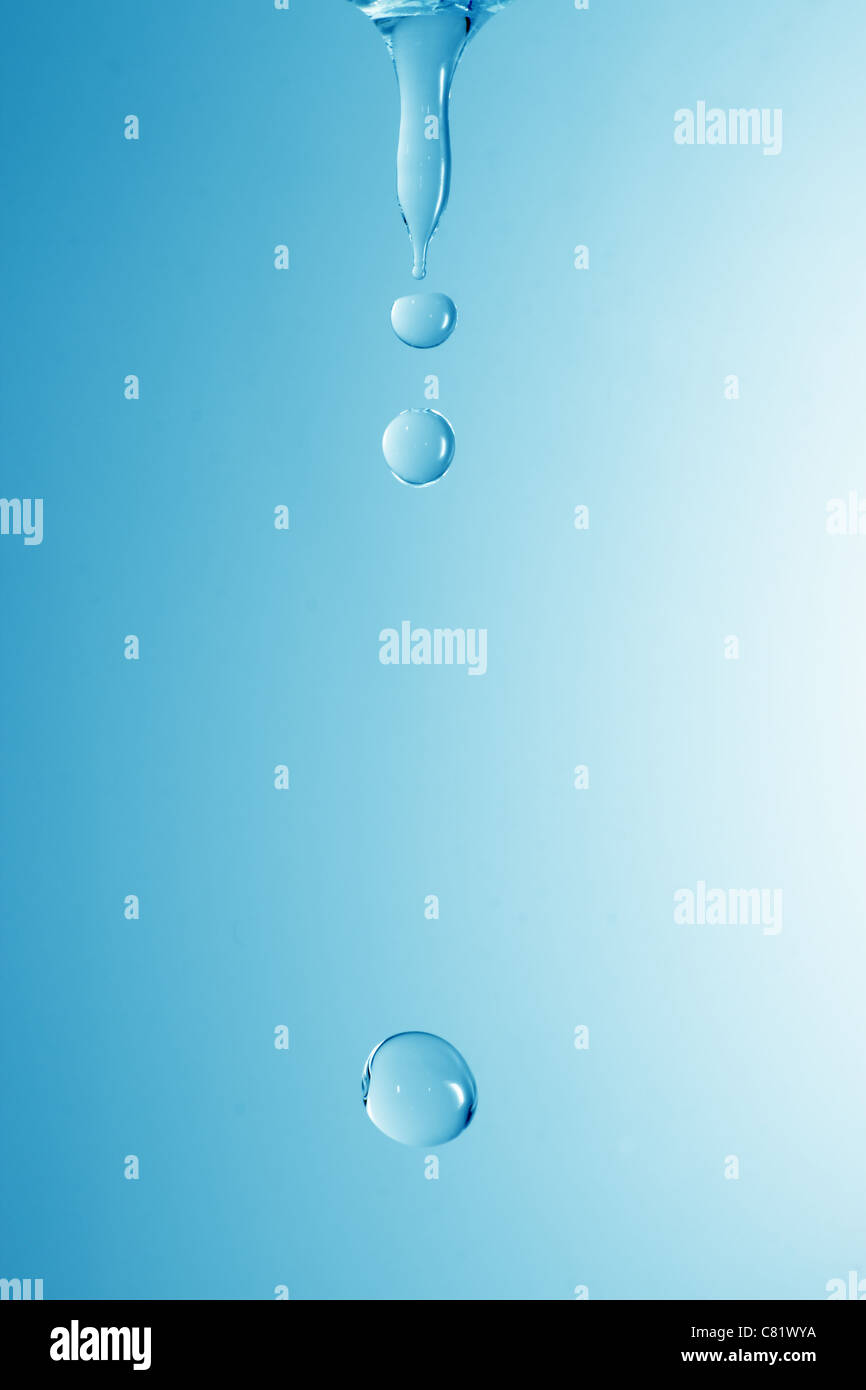 Goccia di acqua congelata in caduta libera Foto Stock