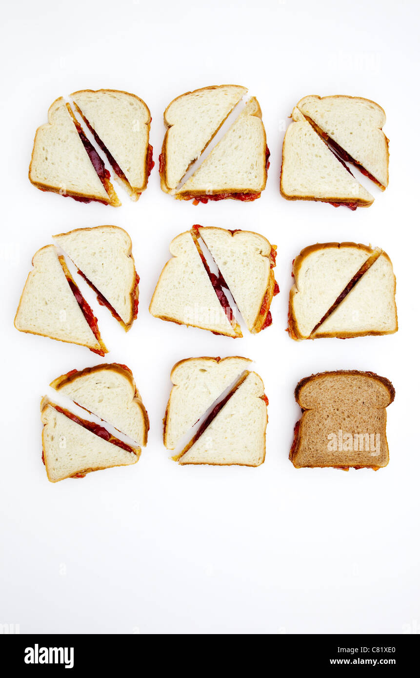 Burro di arachidi e gelatina panini, uno sul pane integrale Foto Stock