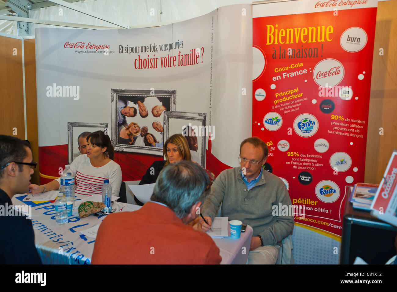Parigi, Francia, persone alla Paris Jobs Fair, Job Seeker intervistato alla "Coca-Cola" Soft Drinks Company, sponsor ufficiale della Coca-cola Foto Stock