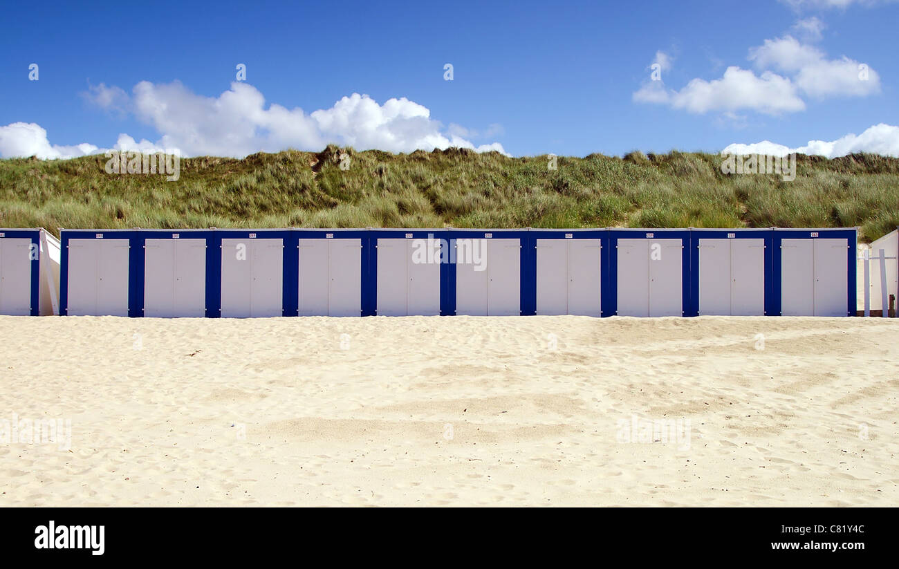 Cabine di legno su un soleggiato blue sky beach in blu e bianco Foto Stock