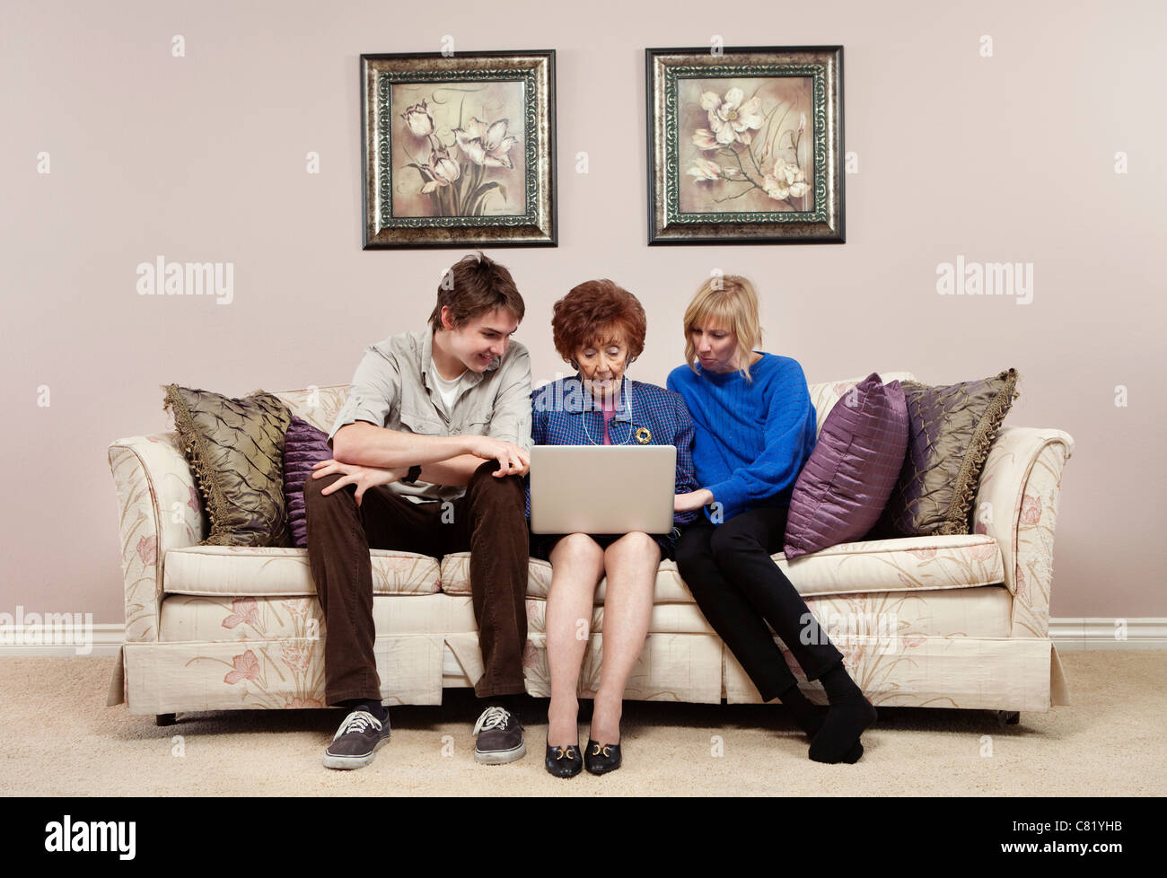 Caucasian madre e figli adulti utilizzando laptop insieme Foto Stock