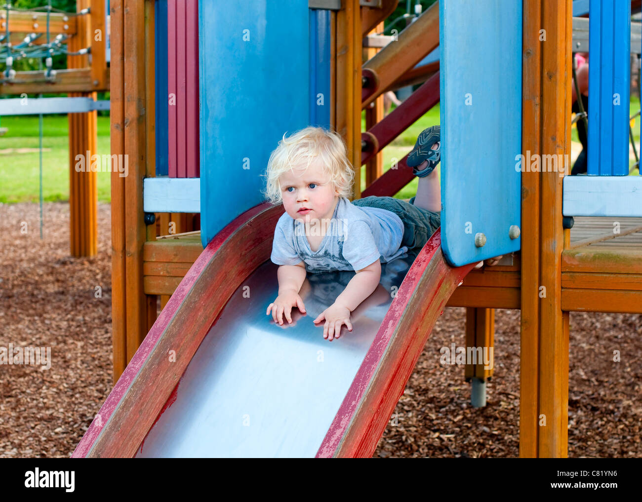 Bambini che giocano su una diapositiva Foto Stock