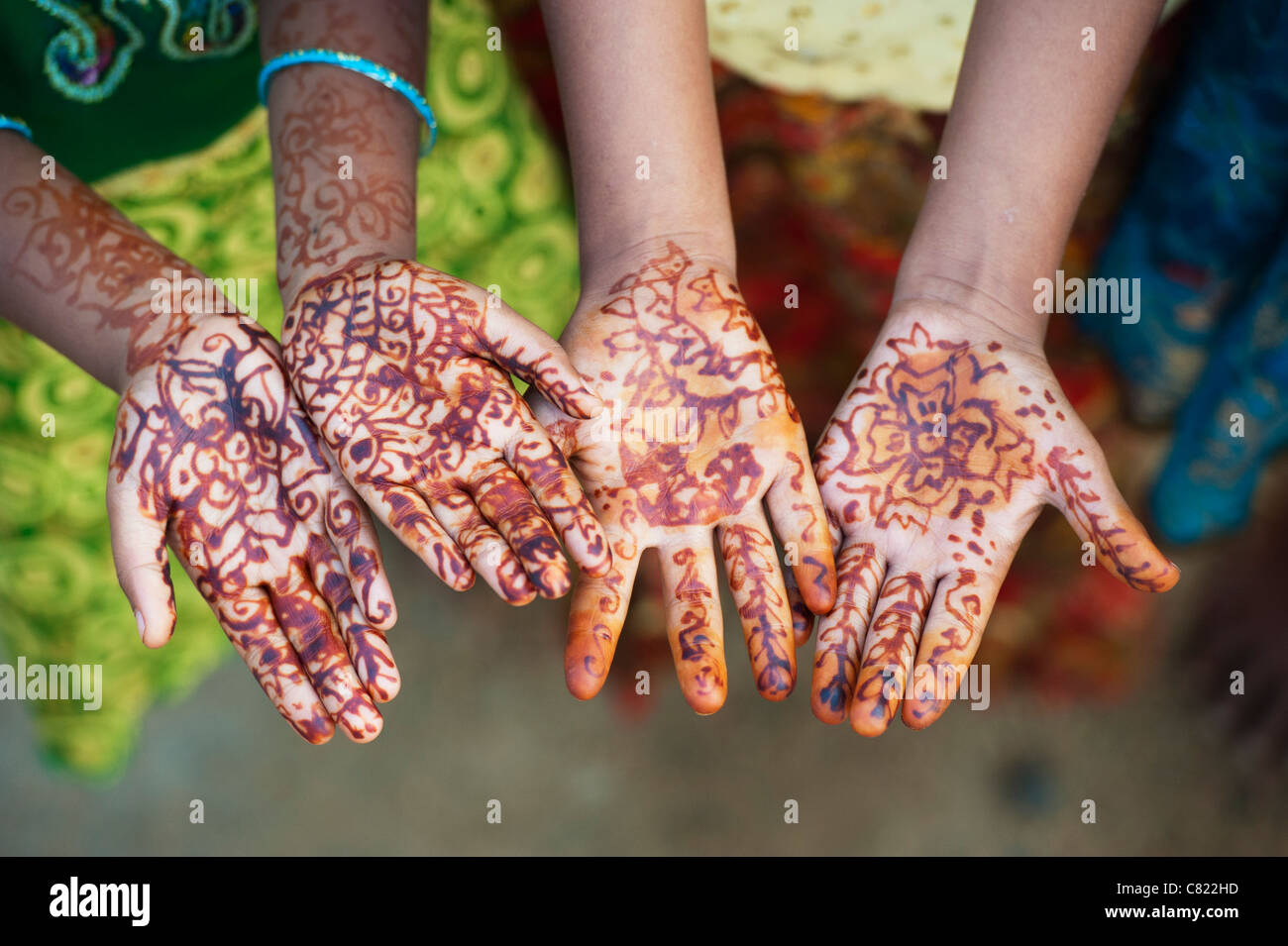 Giovani ragazze indiano tenendo fuori i loro henna coperto le mani. Andhra Pradesh, India Foto Stock