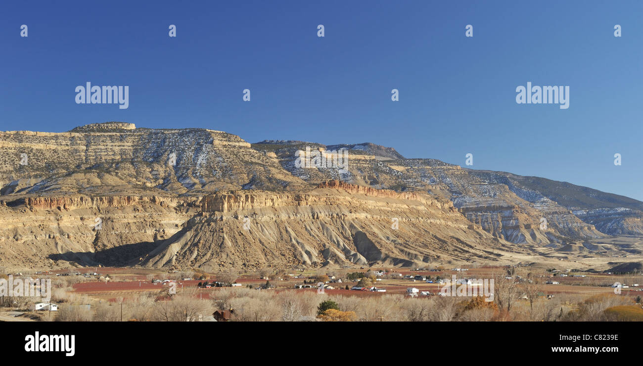 L'estremità meridionale del Libro Falesie sopra la città di palizzata, Colorado. Il Grand Mesa è dietro queste scogliere. Foto Stock