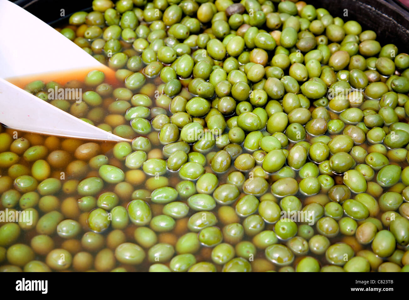 Salamoia verde verde oliva frutta nel mercato pot rotondo Foto Stock