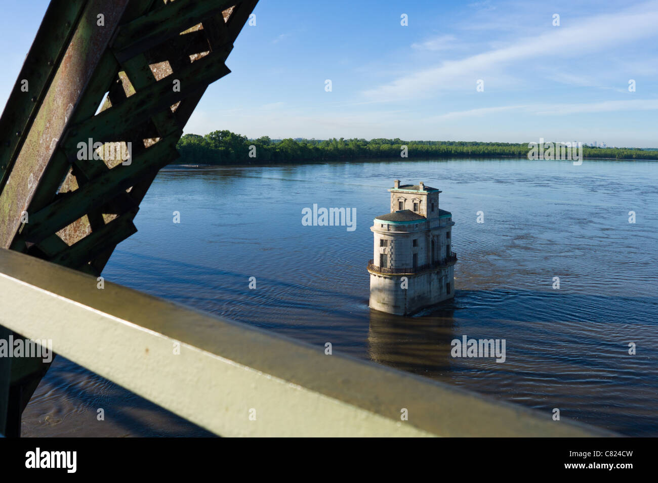 U.S.A. Missouri, St Louis area, Route 66, la torre dell'acqua lungo il fiume Mississippi visto dalla catena di rocce bridge Foto Stock