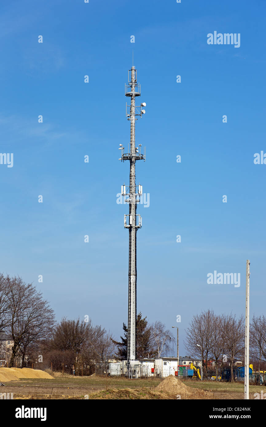 Trasmettitore oltre il cielo blu per la connessione mobile. Foto Stock