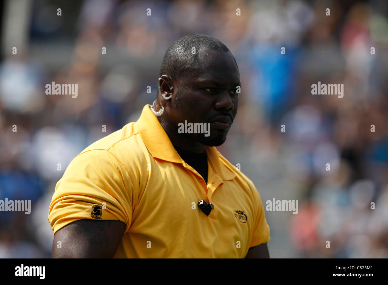 La guardia di sicurezza in piedi sul Centre Court al 2011 US Open Tennis Championships Foto Stock