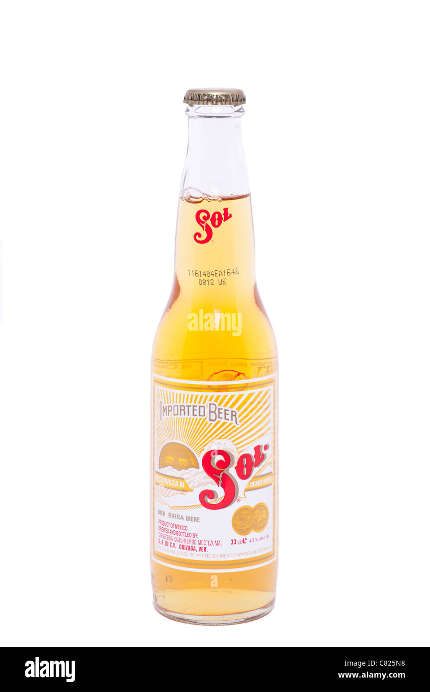 Una bottiglia di Sol importati birra chiara su sfondo bianco Foto Stock Una bottiglia di Sol importati birra chiara su sfondo bianco Foto Stock