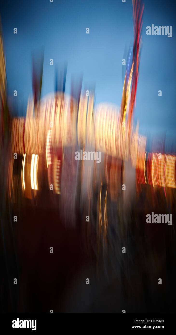 Immagine sfocata del luna park di notte Foto Stock