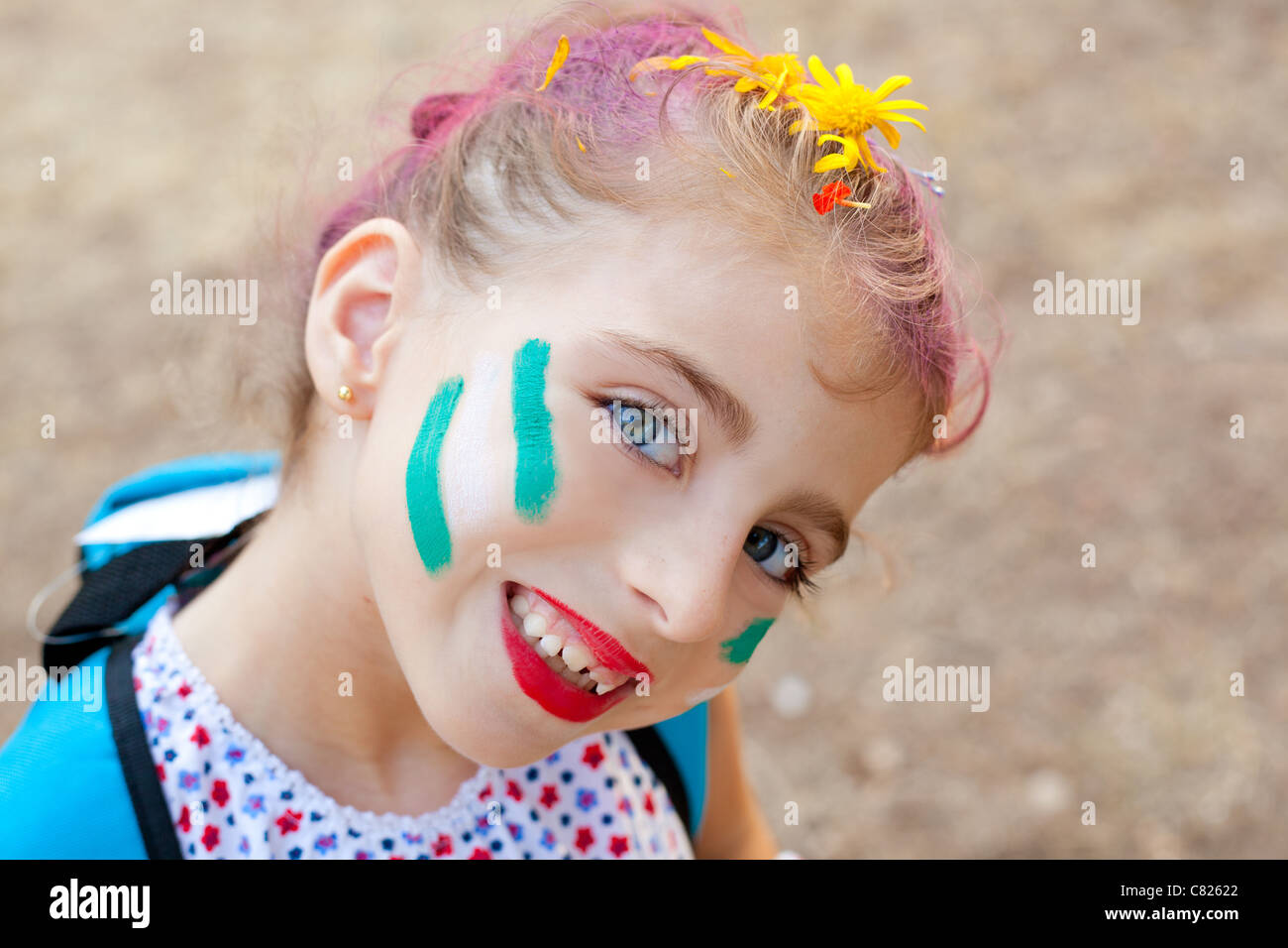 Gli occhi blu Bambini ragazza faccia dipinta trucco nella parte esterna Foto Stock