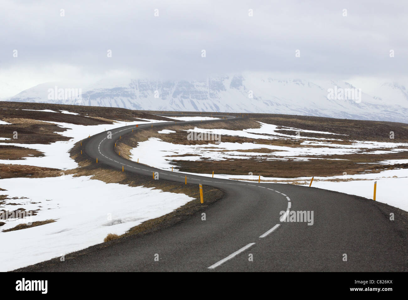 Curva di strada nella montagna. L'Islanda Foto Stock