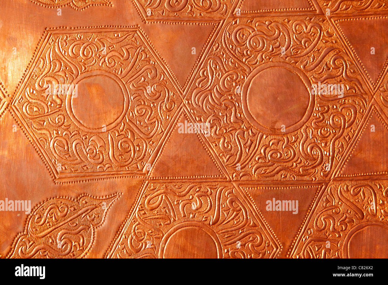 Cooper in ottone con forme in rilievo dall'ARABIA Foto Stock
