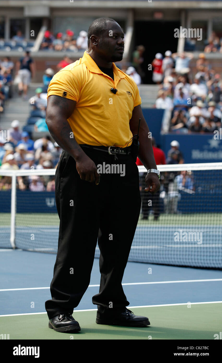 La guardia di sicurezza in piedi sul Centre Court al 2011 US Open Tennis Championships Foto Stock