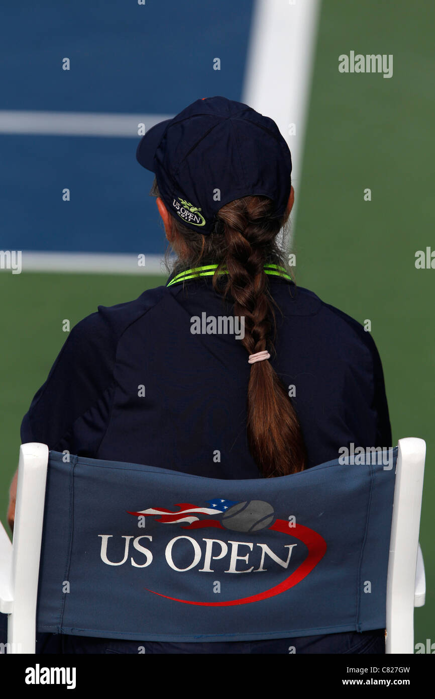 Lineswoman guardando in giù la linea di base al 2011 US Open Tennis Championships Foto Stock