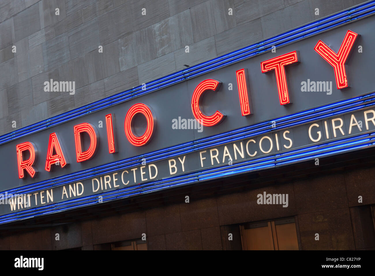 Una scritta al neon al Radio City Music Hall di New York City. Foto Stock