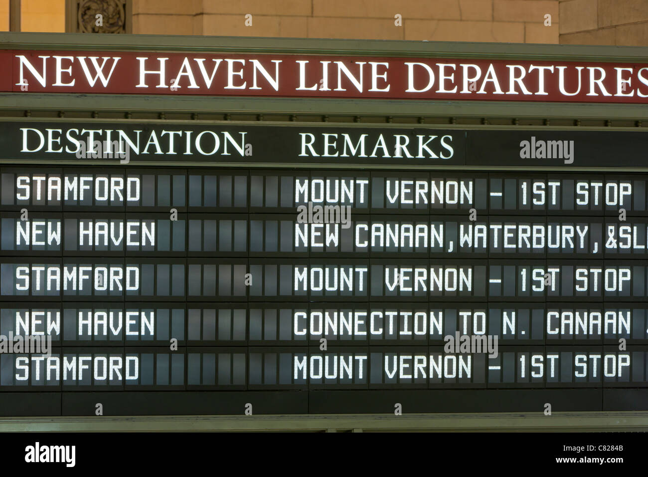 Il Metro-North New Haven linea scheda di partenza che mostra il treno destinazioni in Grand Central Terminal in New York City. Foto Stock