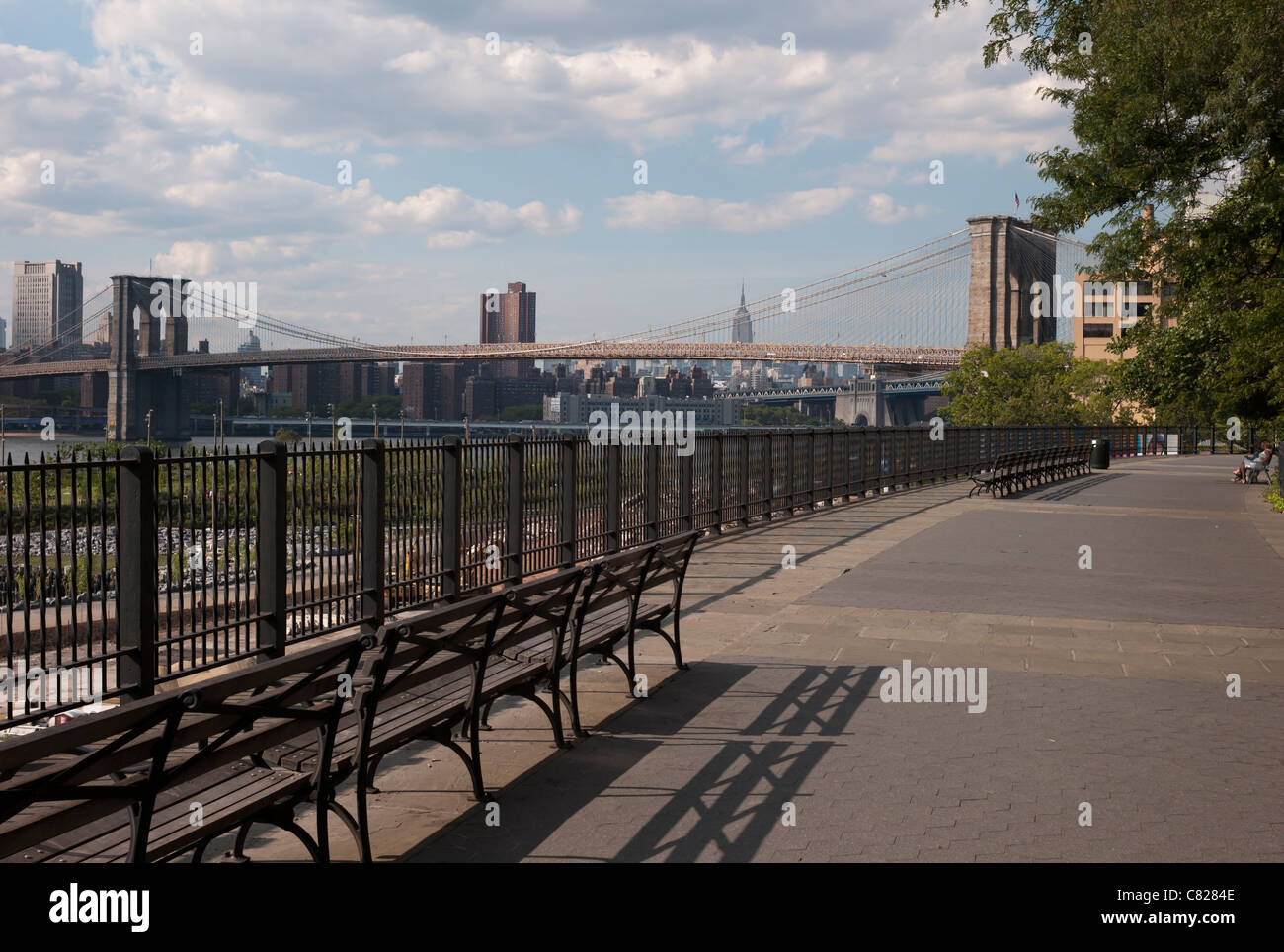 Il Brooklyn Heights promenade con una vista del Ponte di Brooklyn, East River e lo skyline di Manhattan a New York City. Foto Stock