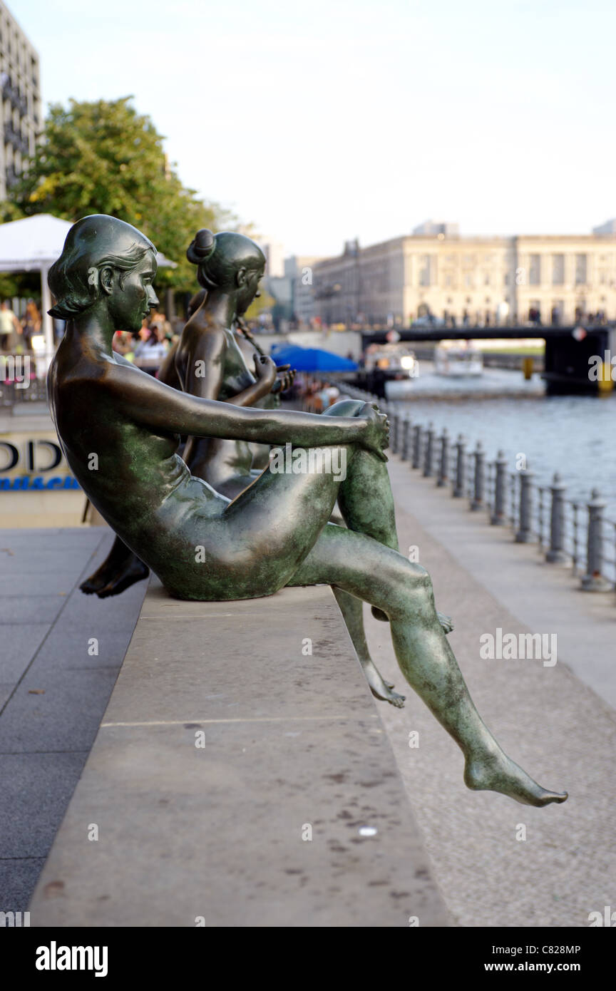 " Tre ragazze e un ragazzo' statua di Wilfried Fitzenreiter, 1988. al quartiere della città Dom Aquaree, nel quartiere Mitte di Berlino, Germania Foto Stock