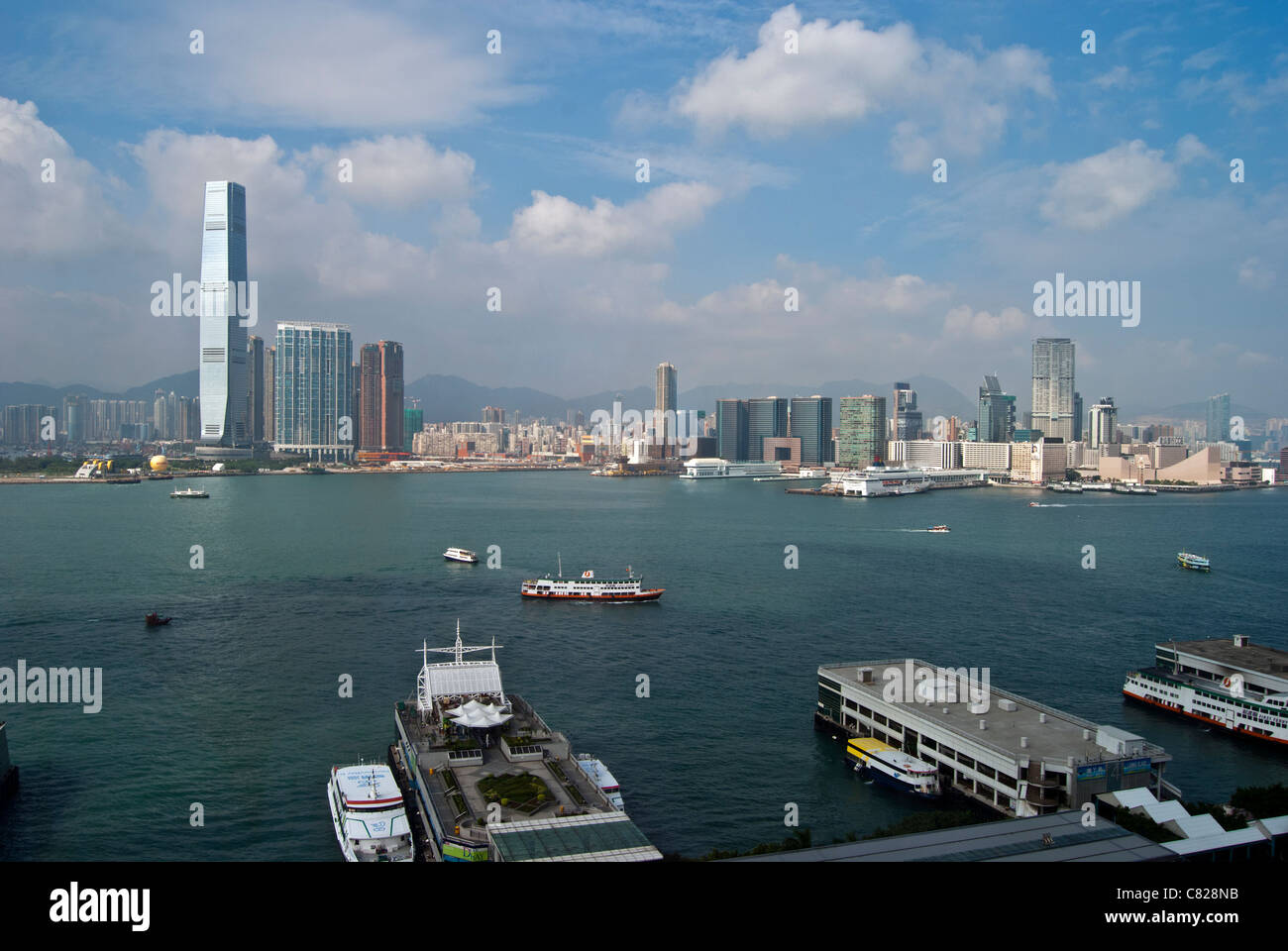 Vista di Kowloon e Victoria Harbour da Hong Kong Foto Stock