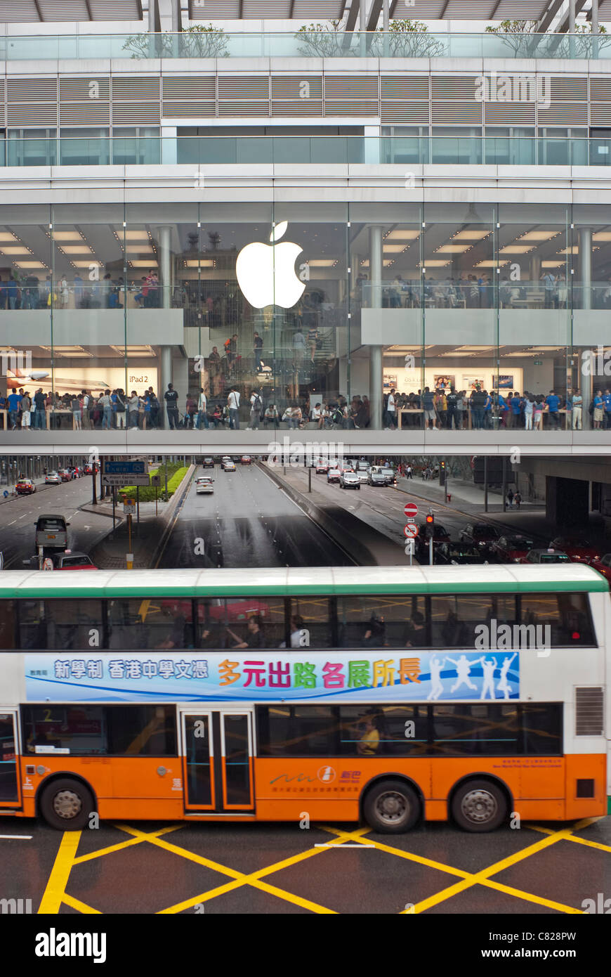 Il nuovo Apple Store di Hong Kong, esterne con il bus Foto Stock