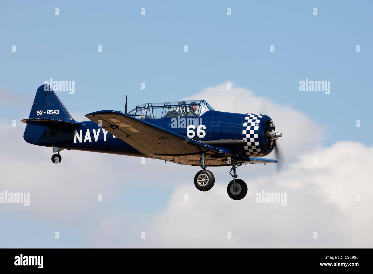 North American T6J Harvard 52-8453 66 Navy G-BUKY in volo a Breighton Airfield Foto Stock