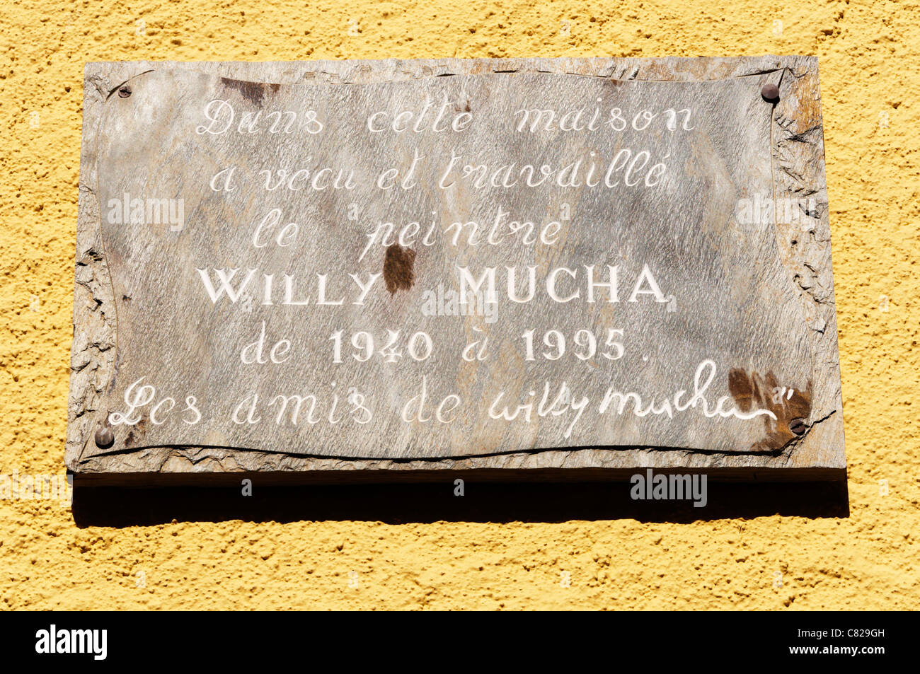 Una lapide sulla casa e studio di officina del pittore Willy Mucha a Collioure, Francia meridionale Foto Stock