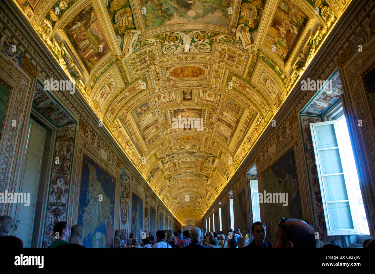 Gli affreschi sul soffitto della galleria di mappe, il Museo del Vaticano, Roma, Italia Foto Stock