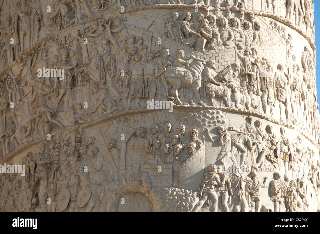 Dettaglio delle incisioni sulla Colonna di Traiano, Roma, Italia Foto Stock