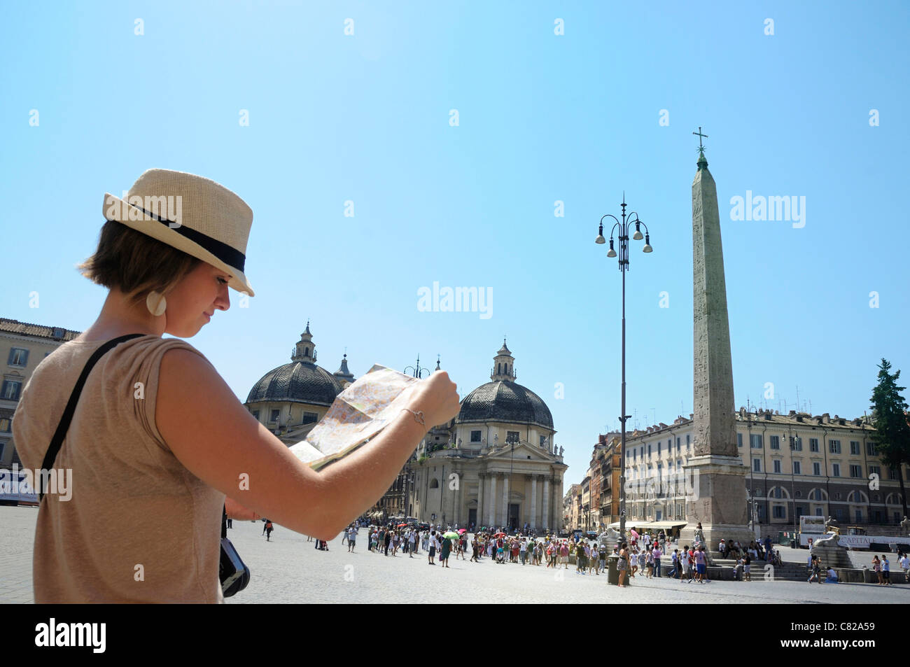 Tourist, Roma, Italia - guardando una mappa in Piazza del Popolo Foto Stock
