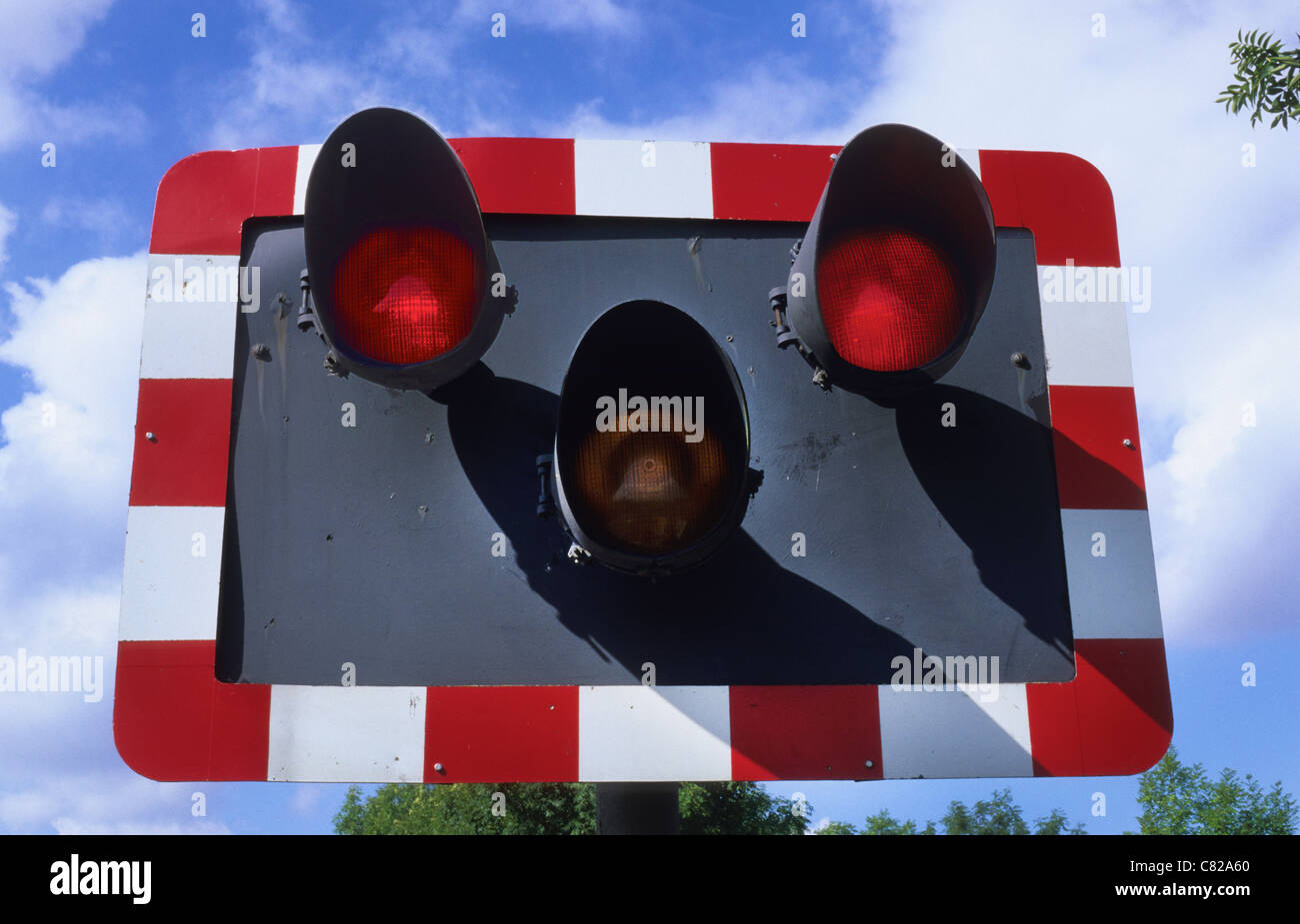 Rosso lampeggiante in corrispondenza delle luci di passaggio a livello ferroviario Avviso di treno in avvicinamento vicino a Leeds Yorkshire Regno Unito Foto Stock
