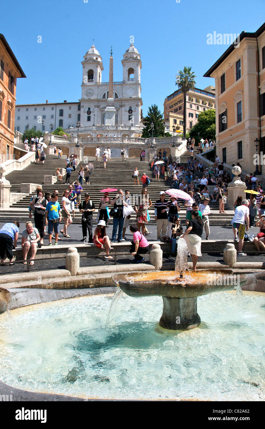 Fontana della Barcaccia fontana e turisti sulla Scalinata di piazza di Spagna, Piazza di Spagna, Roma, Italia, Europa Foto Stock