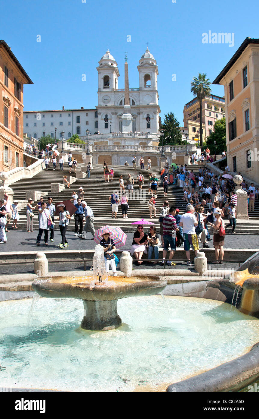 Fontana della Barcaccia fontana e turisti sulla Scalinata di piazza di Spagna, Piazza di Spagna, Roma, Italia, Europa Foto Stock