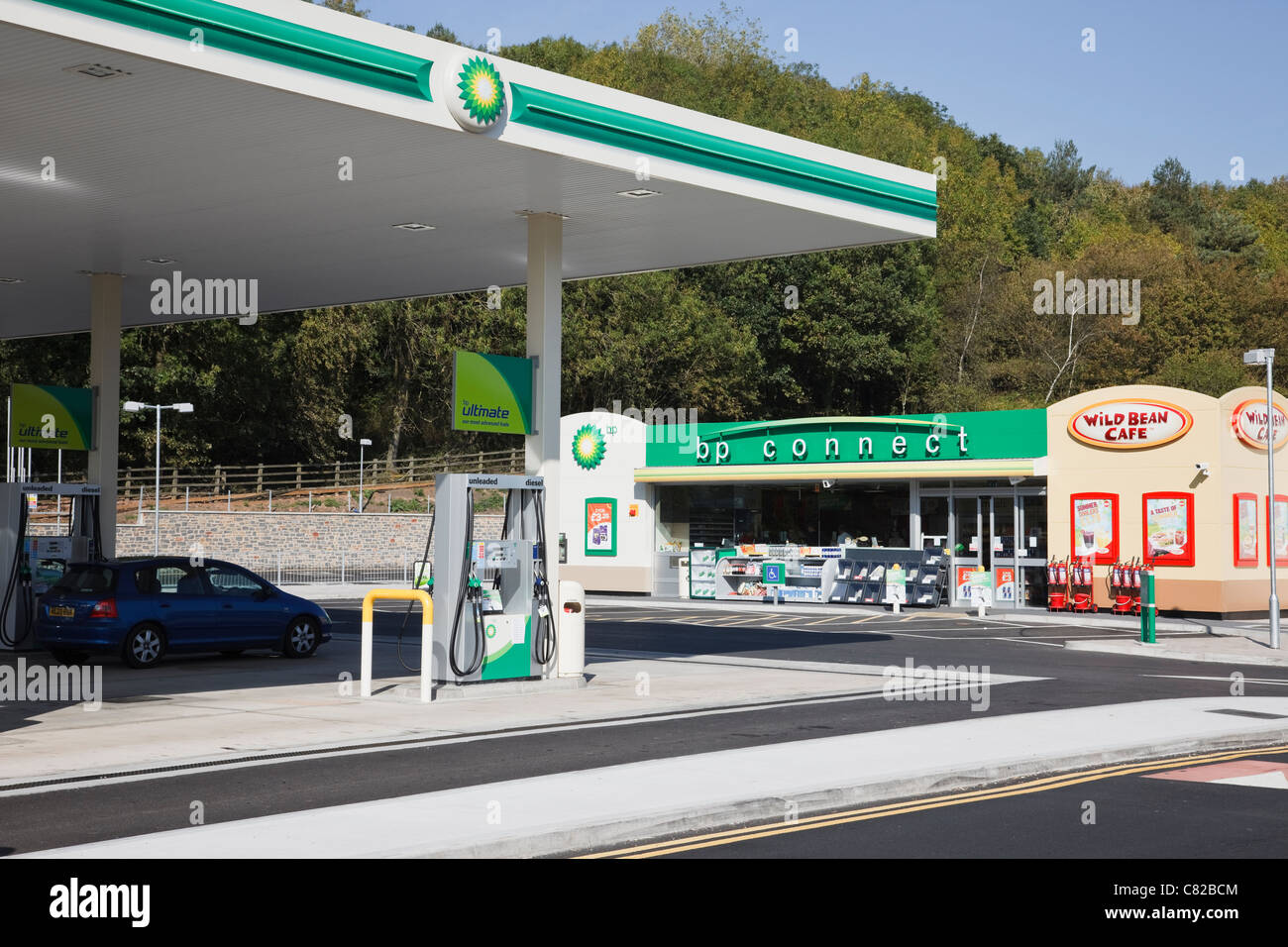 Inghilterra, Regno Unito, Gran Bretagna, Europa. BP collegare la stazione di riempimento in servizi autostradali Foto Stock