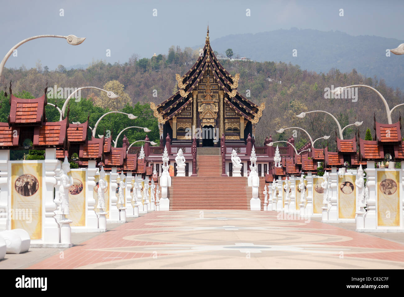 King palace replica nella Ratchaphruek Royal Flora Park, Chiang Mai, Thailandia Foto Stock
