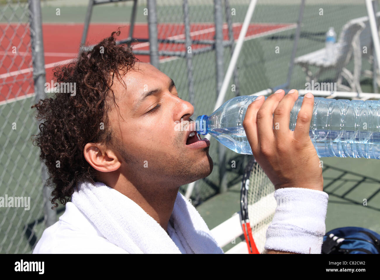 Giocatore di Tennis avente un drink Foto Stock
