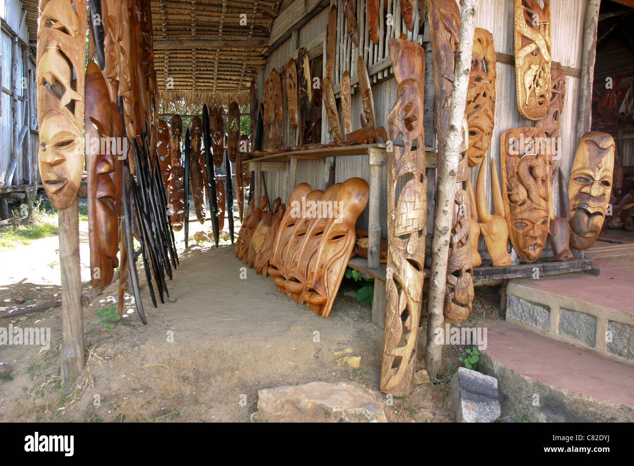 Madagascar tipici lavori artigianali su legno statue e maschere per la  vendita ai turisti a Nosy Komba Madagascar Africa Foto stock - Alamy