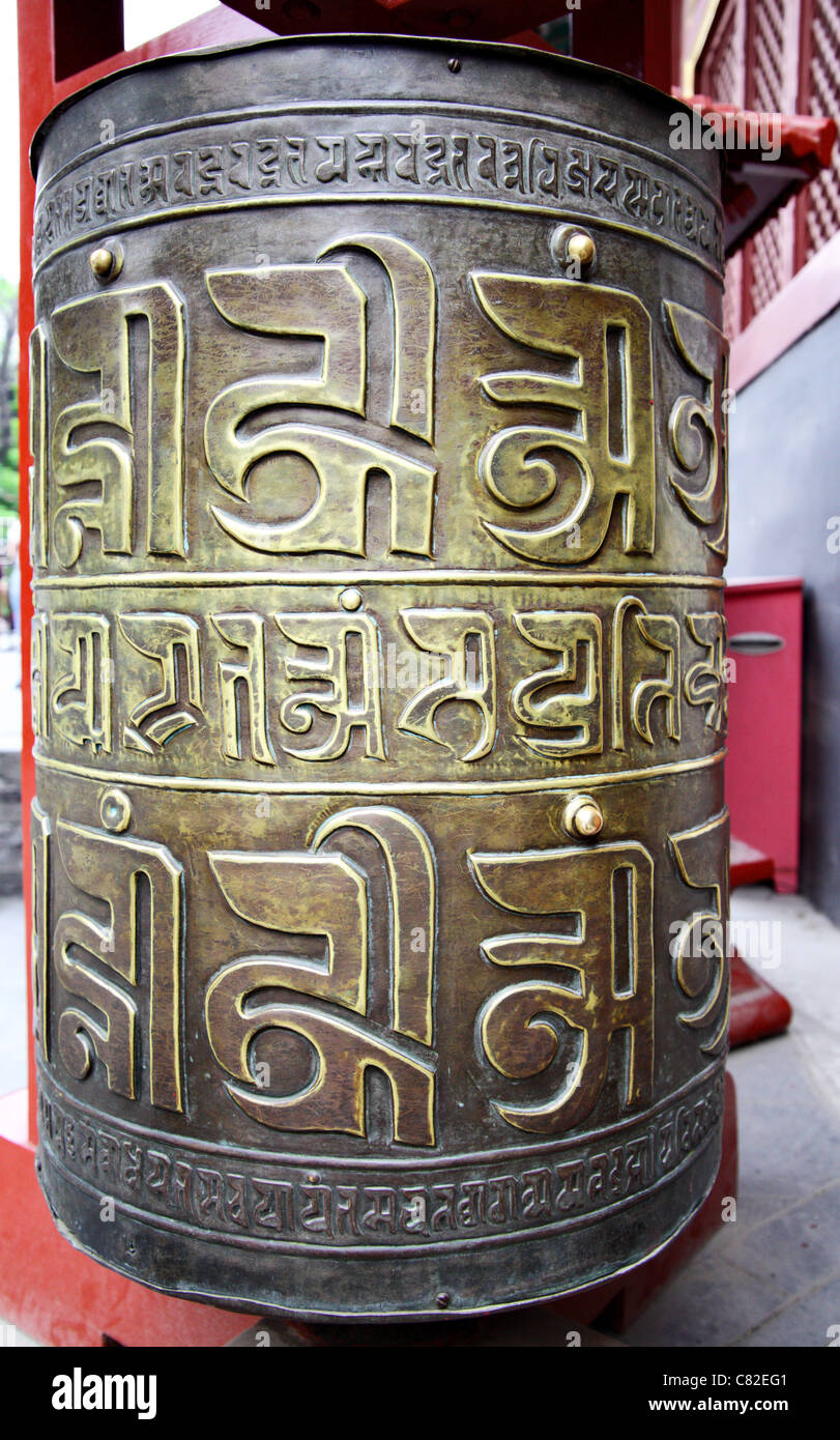 La preghiera buddista ruota di close-up di un tempio Foto Stock
