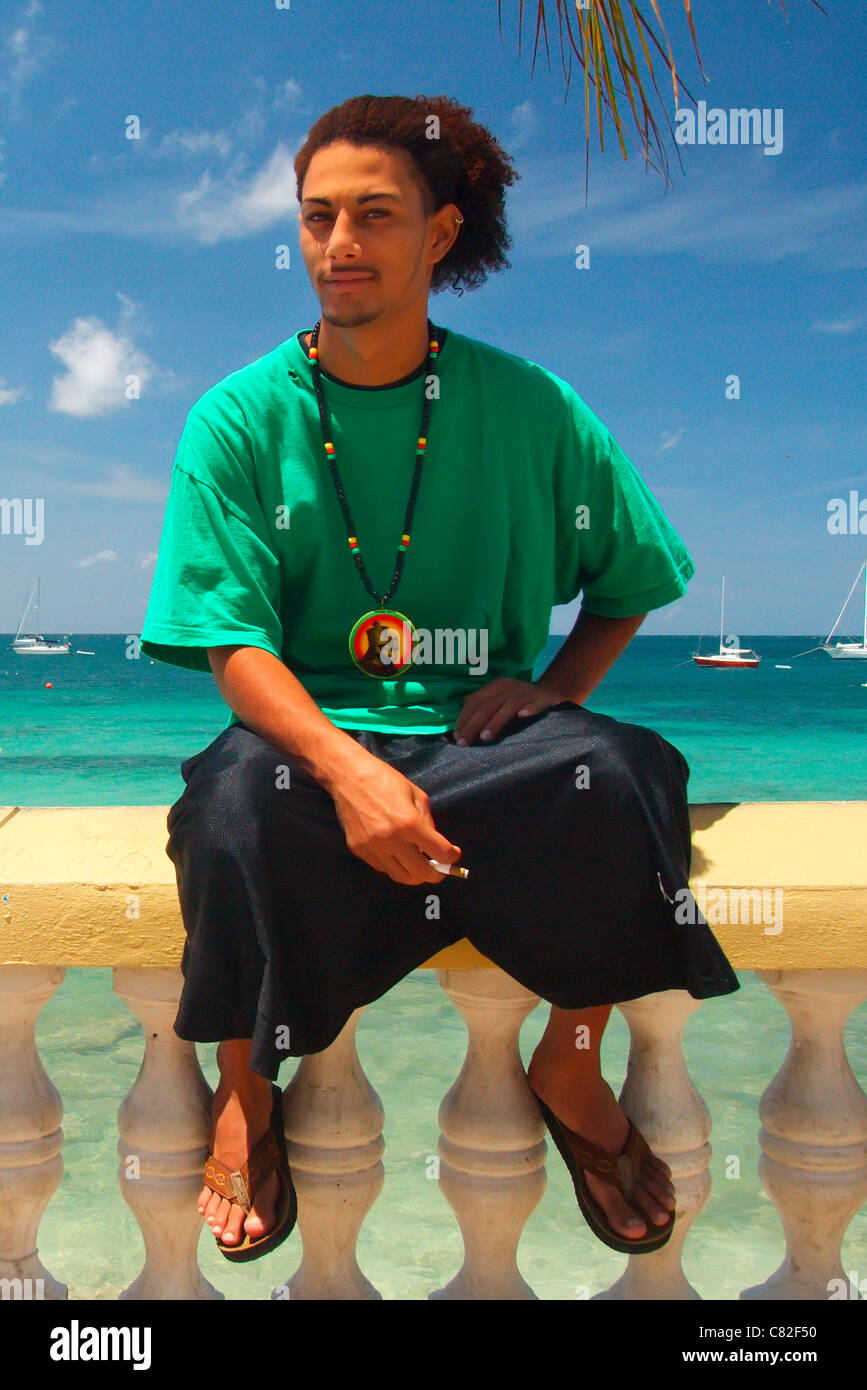 Un ragazzo si trova di fronte a una spiaggia di Esperanza città nell'isola di Vieques, Puerto Rico. Foto Stock