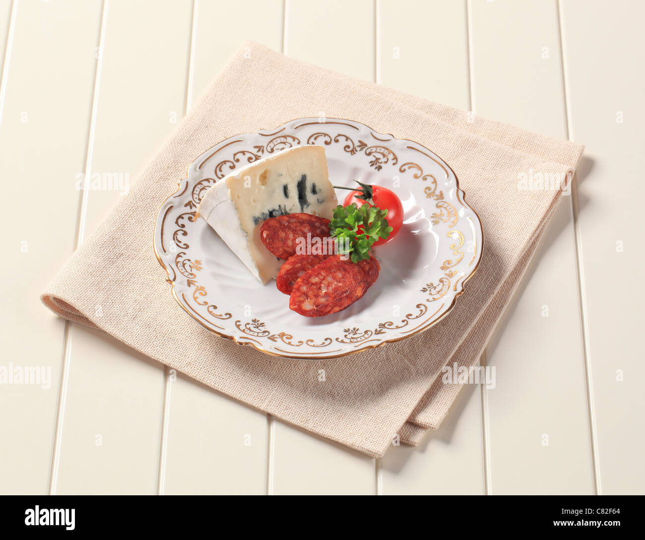 Formaggio blu e le fette di salsiccia piccante Foto Stock