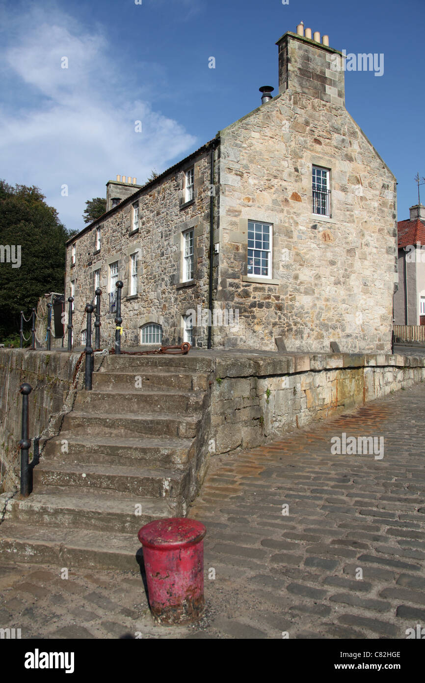 Città di Dysart, Scozia. Vista pittoresca della casa Harbormasters a Dysart Porto. Foto Stock